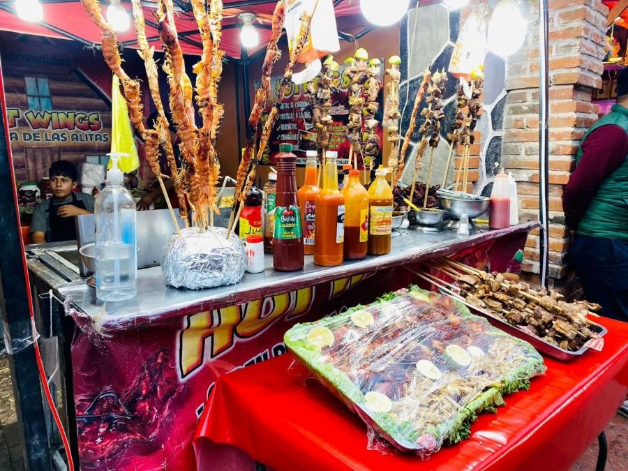 En la Feria de San Francisco Pachuca Hidalgo 2024, los Asistentes Disfrutan La Zona Gastronómica