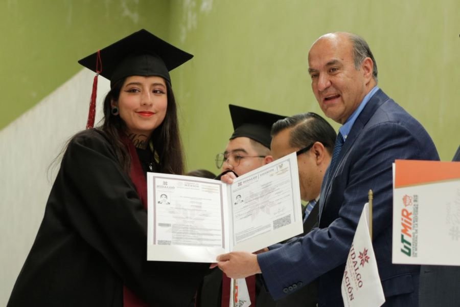 Estudiantes de la Universidad Tecnológica de Mineral de la Reforma Reciben Títulos Electrónicos