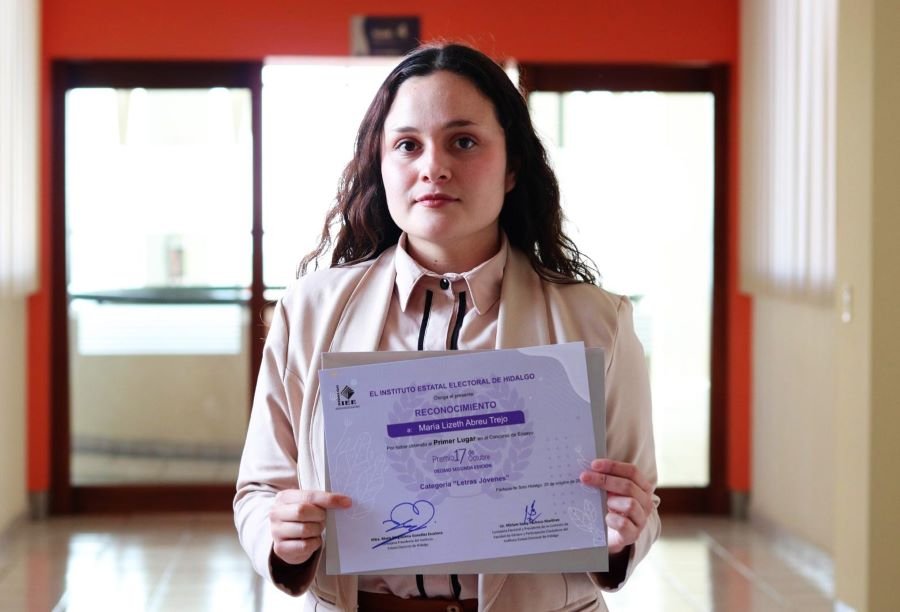 Alumna y Profesora Garza Reciben Premio “17 de Octubre”