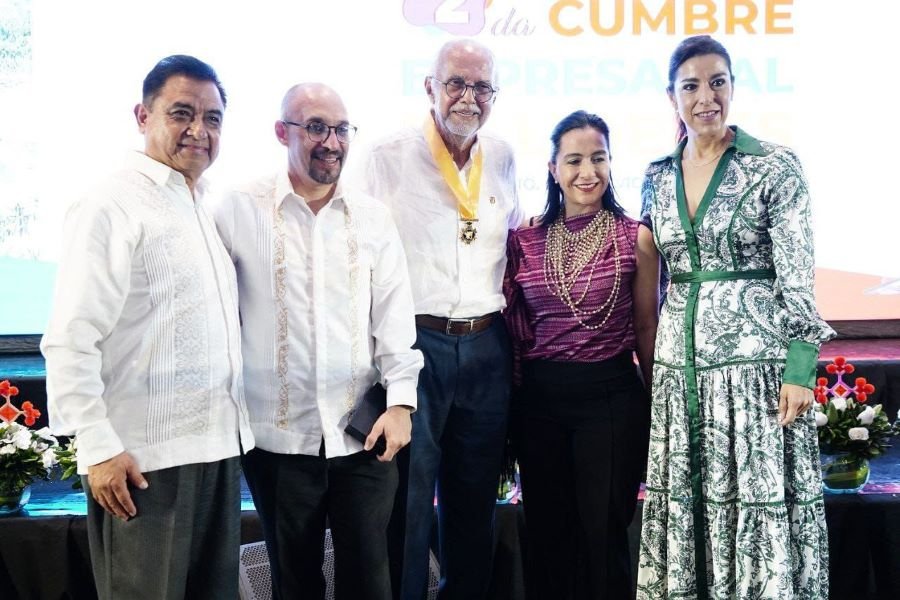 Andrés Velázquez Entrega Reconocimiento a Gobernador de Nayarit