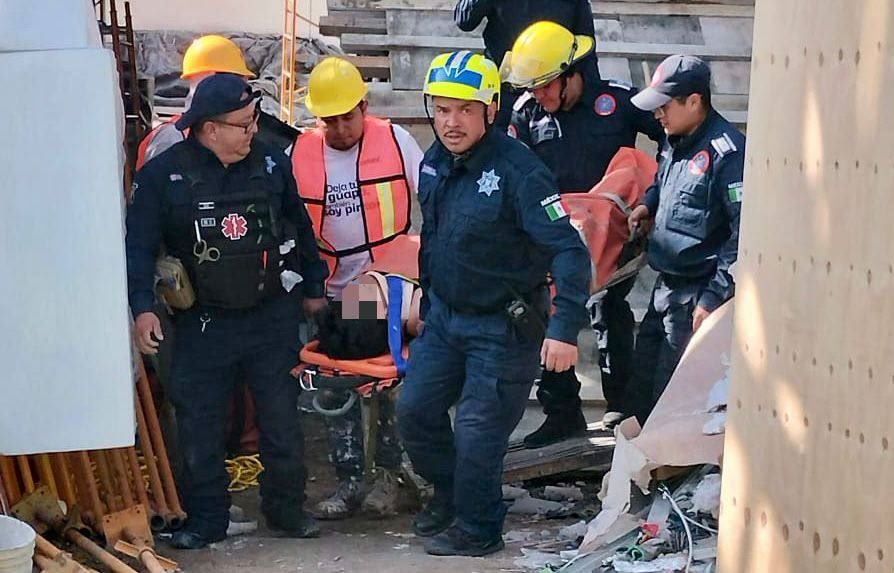 Bomberos Rescatan a Hombre Que Cayó En Construcción