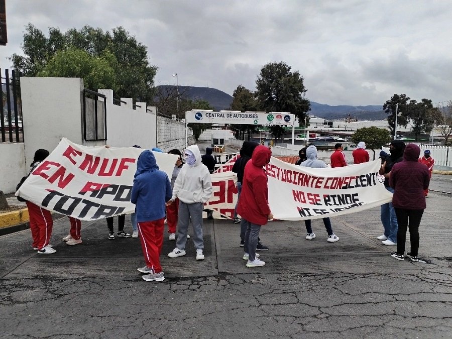 Estudiantes de la Escuela Normal Rural Luis Villarreal “El Mexe”, Bloquearon La Salida de la Central de Autobuses de Pachuca