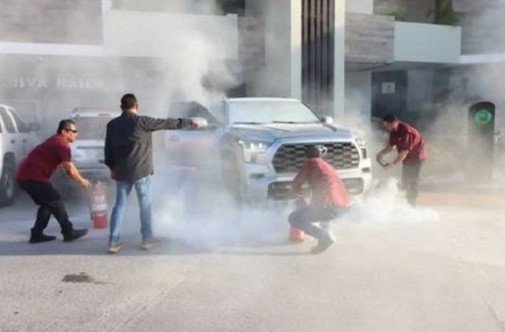 Se Incendió la Camioneta del Presidente del Senado de la Republica Gerardo Fernández Noroña