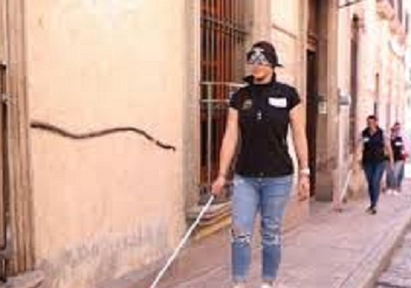 “Los Zapatos de Niños Ciegos” Funcionarios Recorren Calles de Pachuca Como Invidentes