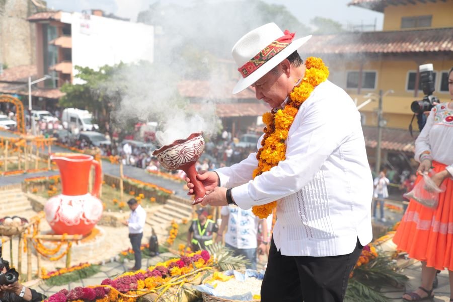 Menchaca Salazar Recorre Centro Ceremonial del Xantolo 2024