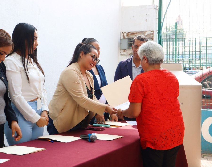 Mujeres Pintan Mural Como Expresión Contra la Violencia