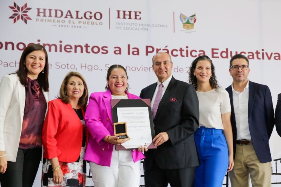 Reciben 121 Docentes de Educación Básica y 4 de Media Superior Reconocimientos a la Práctica Educativa 2024