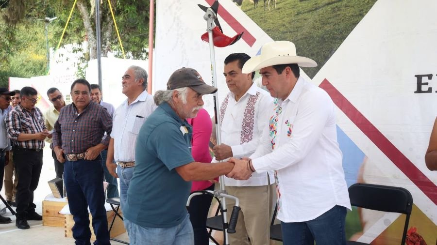 Recibieron Apoyos Apicultores y Agricultores de la Región Otomí Tepehua