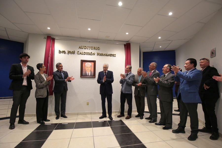 UAEH Rinde Homenaje a José Calderón Hernández Con Placa Honorífica en Auditorio