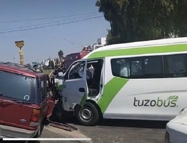 Percance de Unidad de Transporte Público Colectivo en Mineral de la Reforma