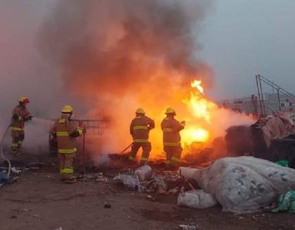 Incendio en Área de Reciclado de Residuos Sólidos en El Basurero de El Huixmí, en Pachuca
