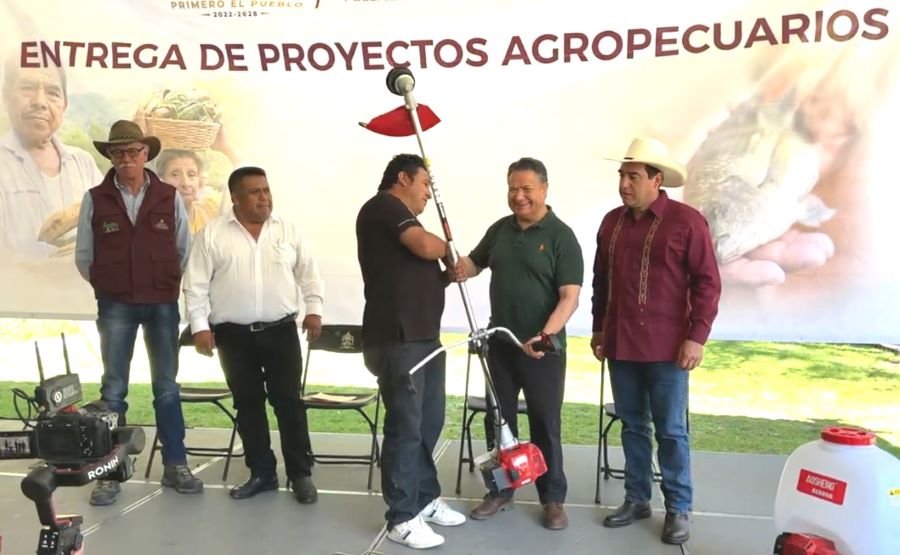 Verifica Julio Menchaca Entrega de Apoyos a Productores en Mineral del Chico