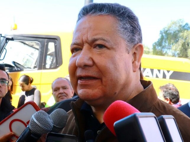 El gobernador de Hidalgo, Julio Menchaca, reafirmó su confianza en el secretario de Gobierno, Guillermo Olivares, y pidió a los alcaldes actuar con responsabilidad y presentar denuncias en caso de amenazas