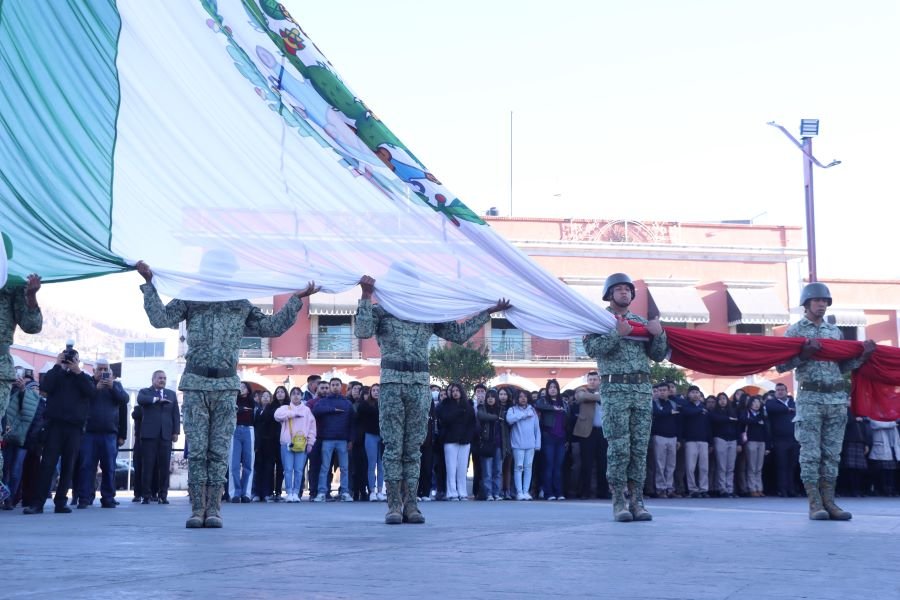 Izamiento de Bandera y Lunes Cívico en Plaza Juárez