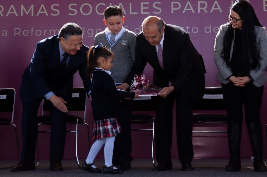 Julio Menchaca Fortalece La Educación Básica En El Estado