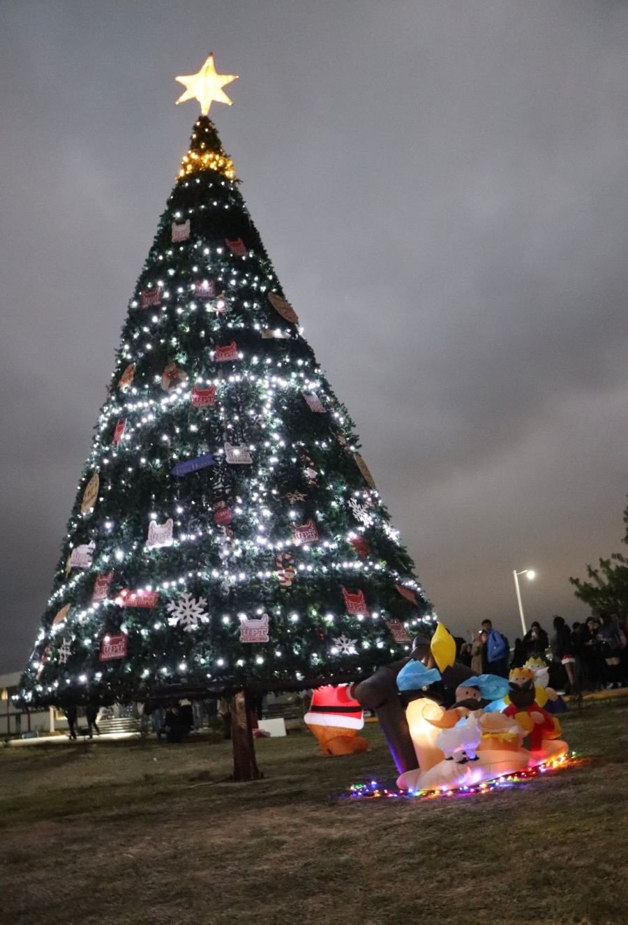 La Magia de la Navidad Ilumina la UPT