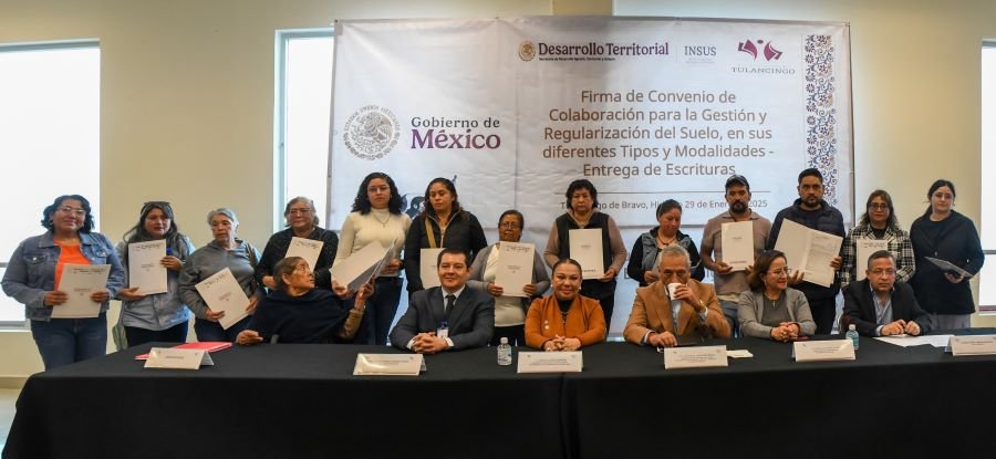 INSUS Hizo Entrega de 16 Escrituras a Vecinos de Zapotlán de Allende en Tulancingo