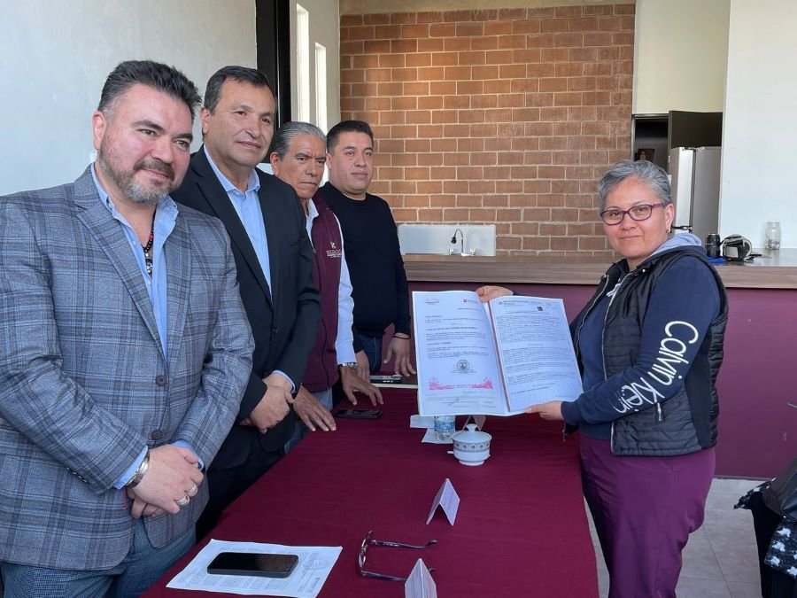 CEVI Entrega Escrituras de Propiedad a 10 Familias