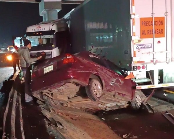 Choca Aveo Contra un Tráiler sobre la Autopista México-Tuxpan
