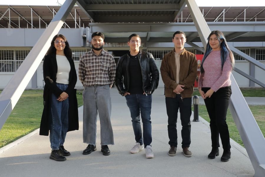 Estudiantes de la Licenciatura en Física y Tecnología Avanzada Presentan Investigaciones en Simposio Nacional