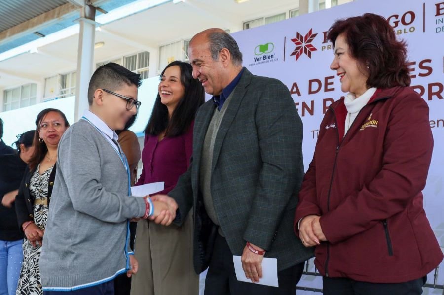 Estudiantes de Tizayuca Reciben Lentes y Laboratorio de Diseño