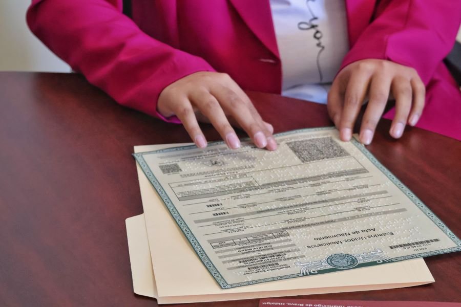 Registro Civil entregó la primera acta de nacimiento en sistema braille