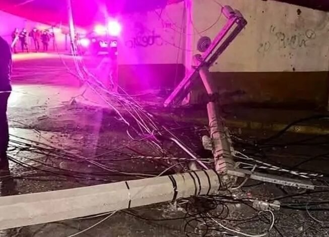 Trabajadores de Limpias de Mineral de la Reforma Impactaron su Camión contra Cuatro Postes y Dejaron si Luz a Pachuquilla