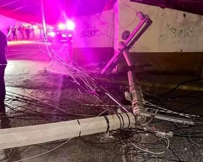 Trabajadores de Limpias de Mineral de la Reforma Impactaron su Camión contra Cuatro Postes y Dejaron si Luz a Pachuquilla