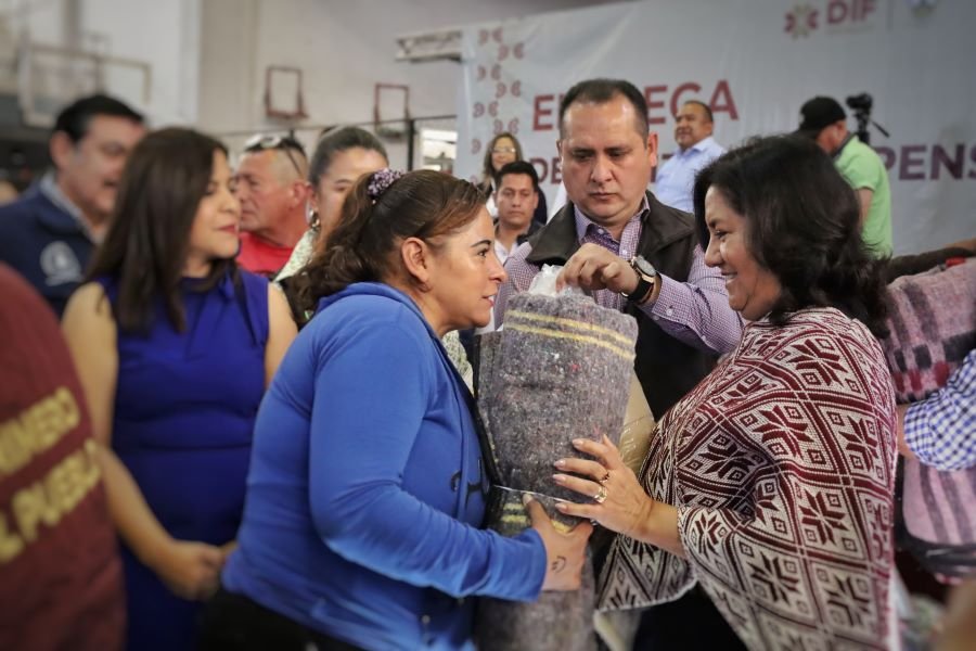 La Familia DIFH, Llegó Hasta el Acceso de Tianguistengo, Para Entregar 1,500 Cobijas a Personas Que Más lo Necesitan.