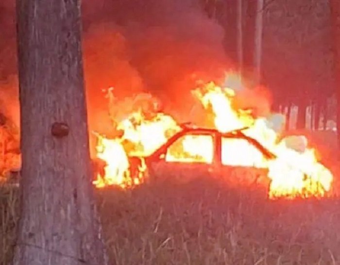 Elementos de Bomberos Sofocaron el Incendio de un Automóvil en la Localidad de San Mateo Encontraron un Cuerpo Calcinado