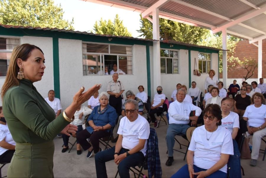 Gobernador Julio Menchaca Atiende Demanda de Adultos Mayores