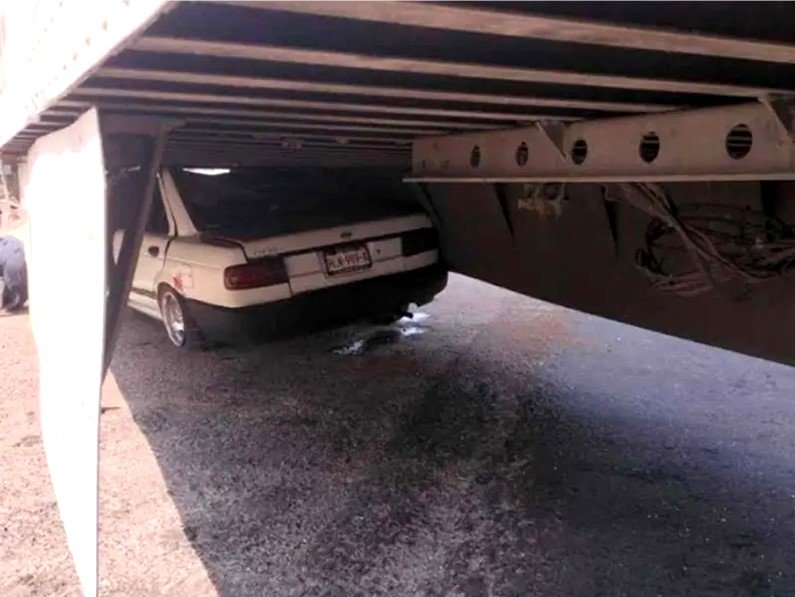 Salvaron la Vida de Puro Milagro Chocaron por Alcance con un Tracto camión y Terminaron debajo de la Caja Seca