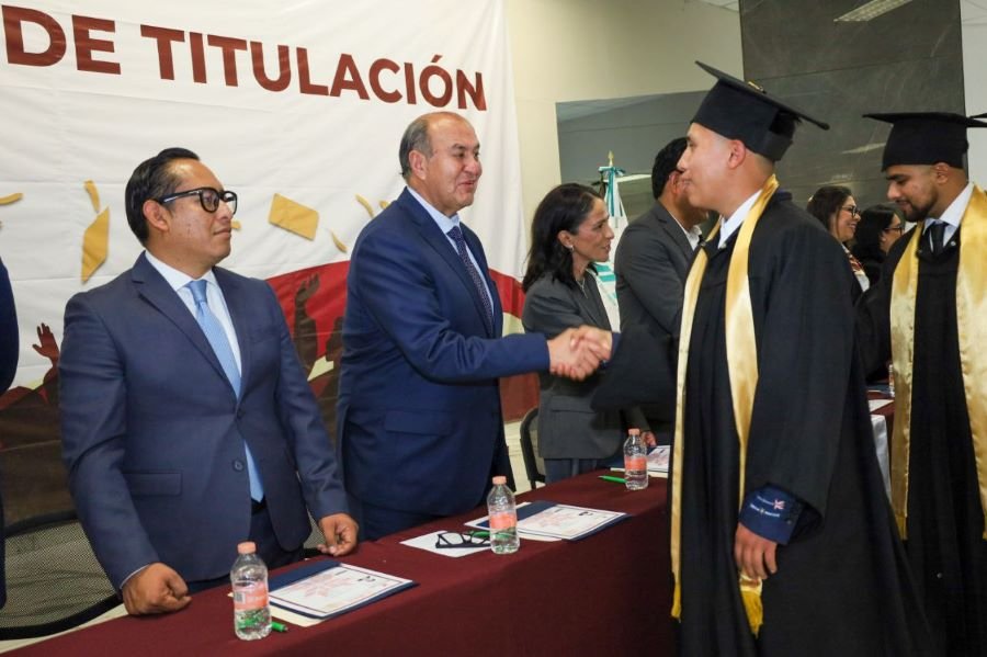 Titular de la SEPH Entregó Títulos a Egresados de la UTTT