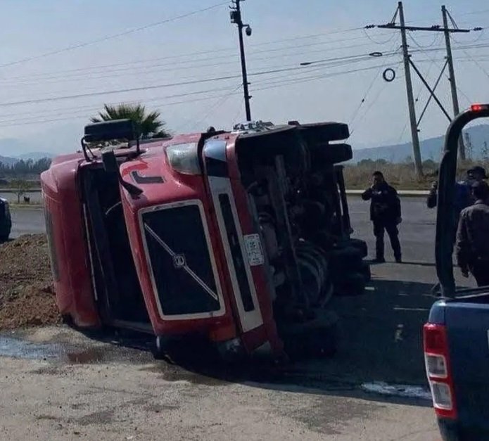 Volcó Tráiler Materialista en Villa de Tezontepec, se Moviliza a Cuerpos de Emergencia