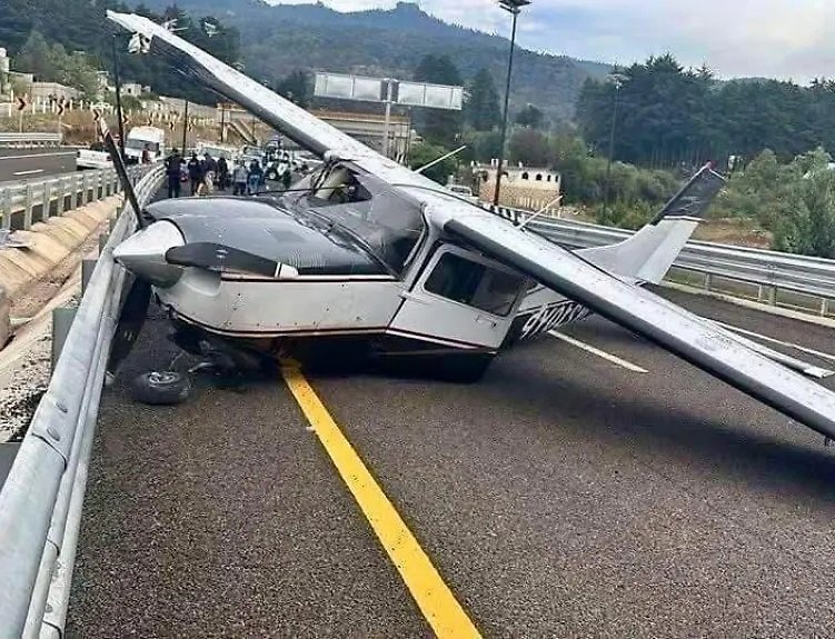 Cae Avioneta Sobre La Carretera México – Tampico, a la Altura de la Nueva Autopista, en Omitlán
