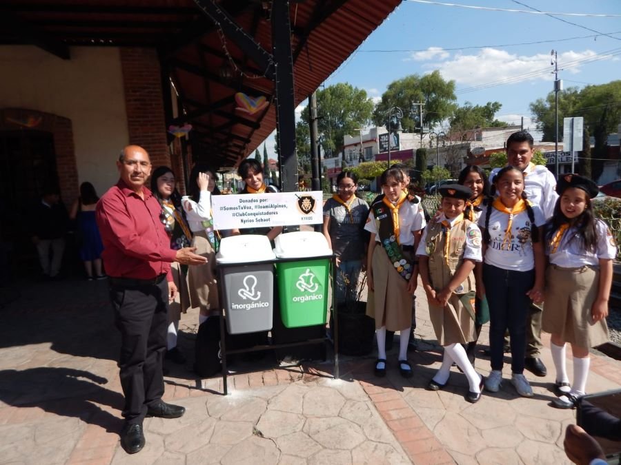 Club de Labor Social Dona Contenedores Para Separar Basura