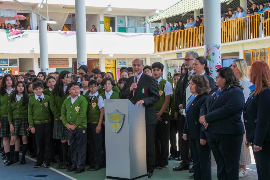 Colegio Nuevo Hidalgo de Pachuca realiza ceremonia de incineración y entrega de bandera