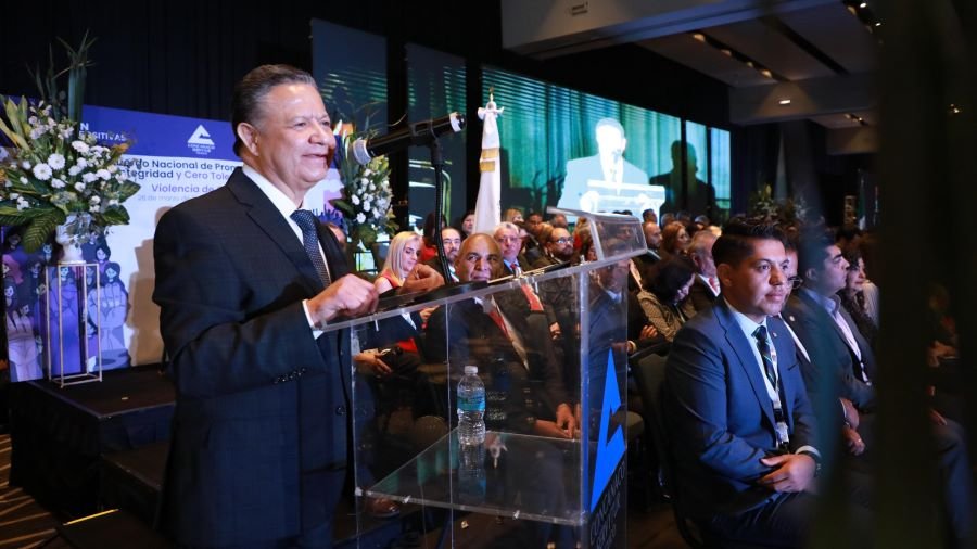 Entrega Concanaco Servytur al Gobernador Julio Menchaca la Medalla Sendero de Honor