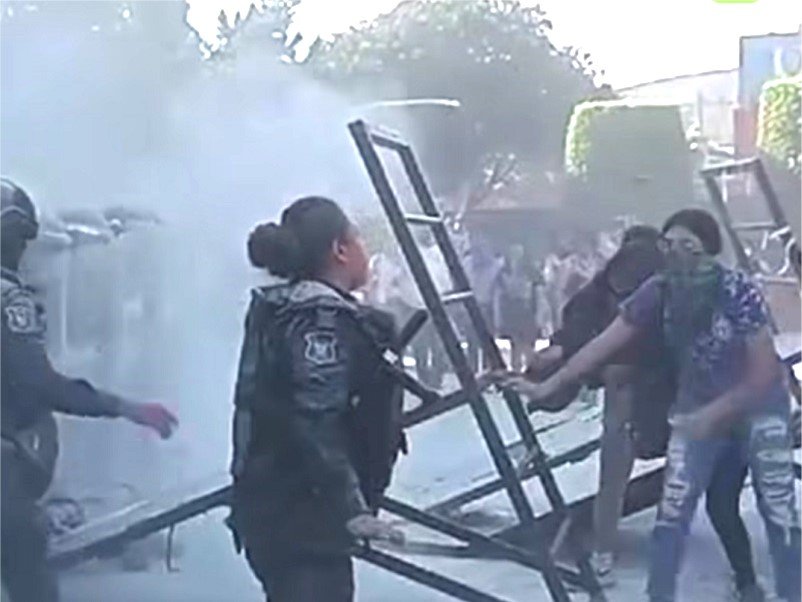 Dos Hombres que Lanzaron Gasolina Contra las Vallas Para Incendiarlas Durante la Manifestación del 8M, el Juez de Control les Dicto Prisión Preventiva