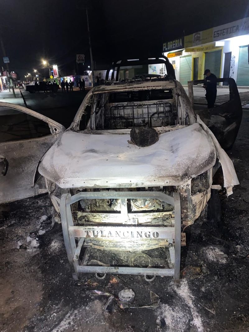 Sujeto Conducía a Exceso de Velocidad su Jetta, Choco Contra Muro de Contención, Perdió una Llanta Delantera, Volcó Quedó Llantas Para Arriba