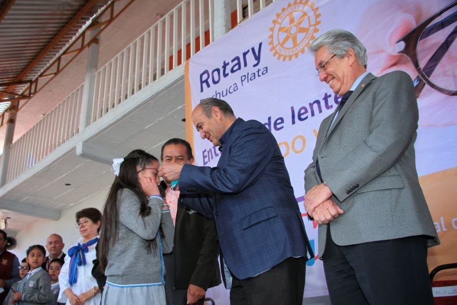 SEPH y Club Rotario Pachuca Plata Entregan 246 Lentes a Estudiantes de Mineral del Chico