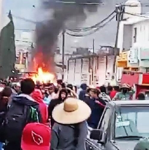 “Tulancingazo” Pobladores de Santa Ana Hueytlalpan Enfrentan a la Policía Para Proteger a un Delincuente. Queman una Patrulla