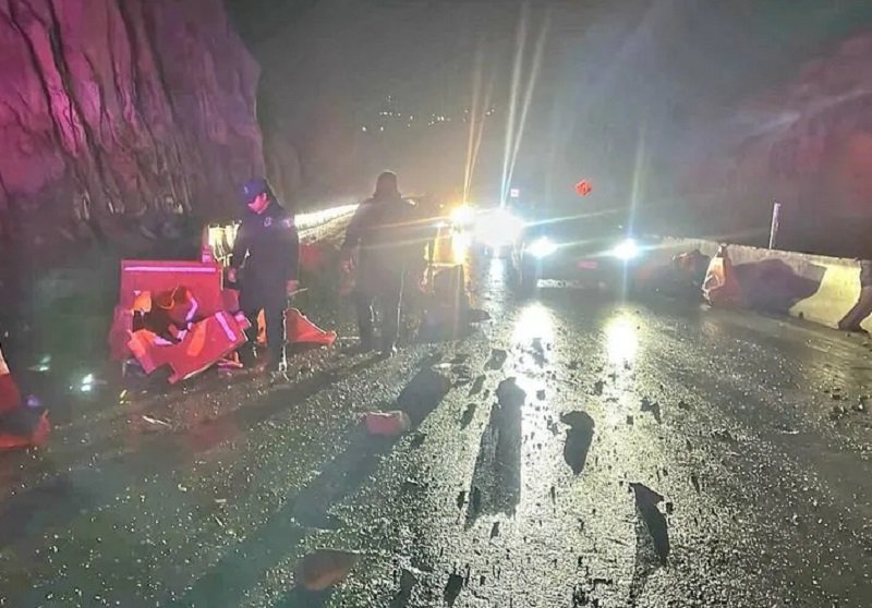 Dos Muertos, 5 Heridos en Accidentes Vehiculares y un Derrumbe en el Corredor de la Montaña