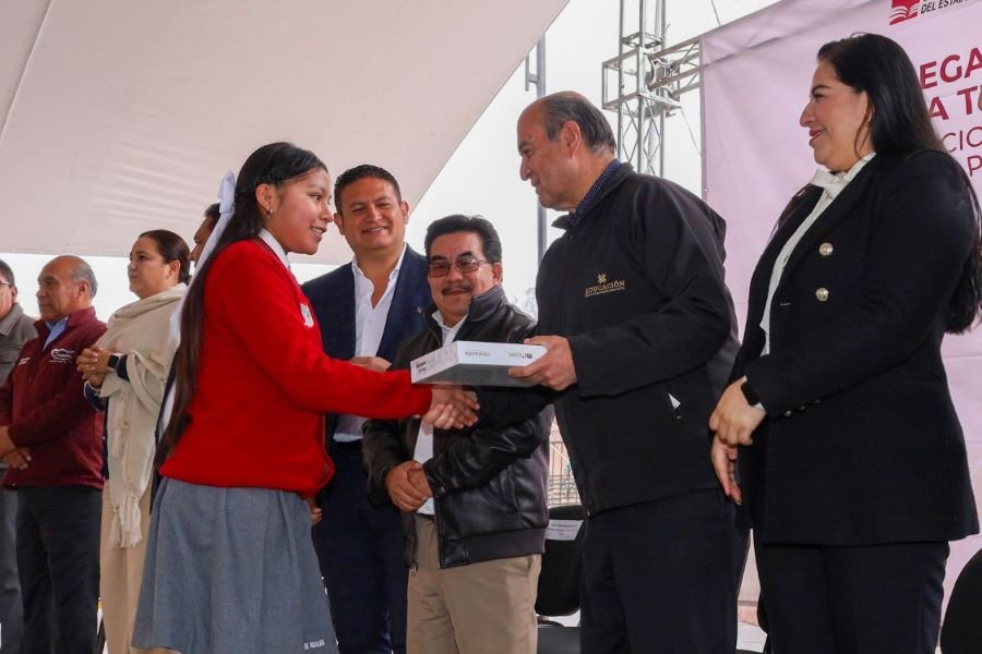 Entrega SEPH Tabletas a Estudiantes de Bachillerato de Zimapán y Tecozautla