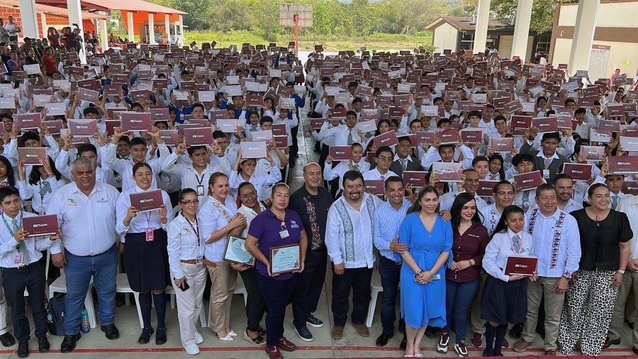 Estudiantes de la Huasteca hidalguense reciben tabletas electrónicas