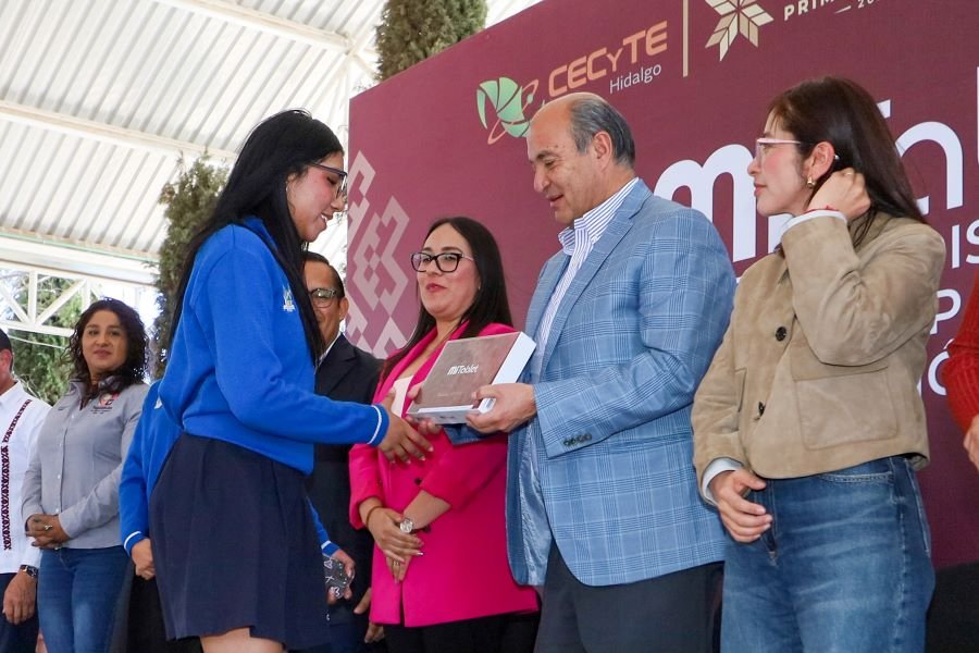 Estudiantes de media superior en el Valle del Mezquital reciben tabletas