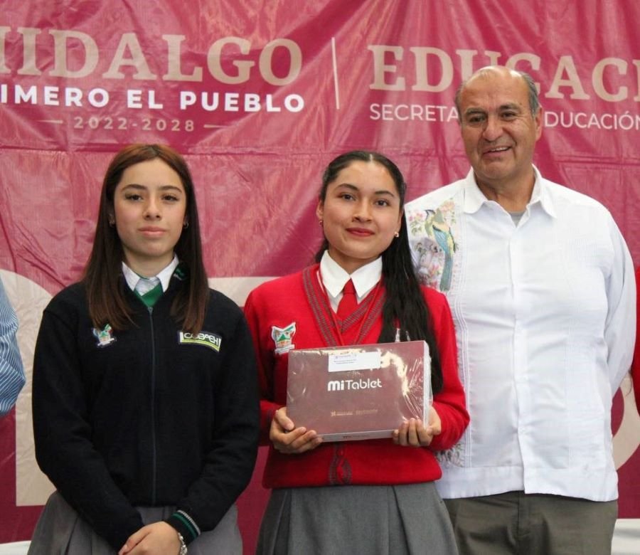 SEPH Entrega Dispositivos Móviles a Estudiantes de La Sierra Alta Hidalguense