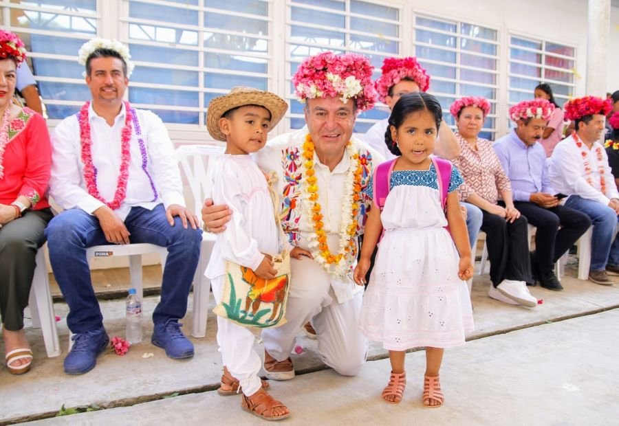 SEPH Entregó Mobiliario y Equipamiento a Escuelas de Yahualica y Xochiatipan