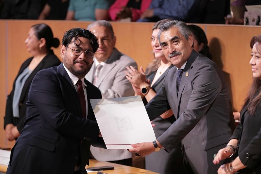 UAEH entrega títulos profesionales a 455 egresados Garza