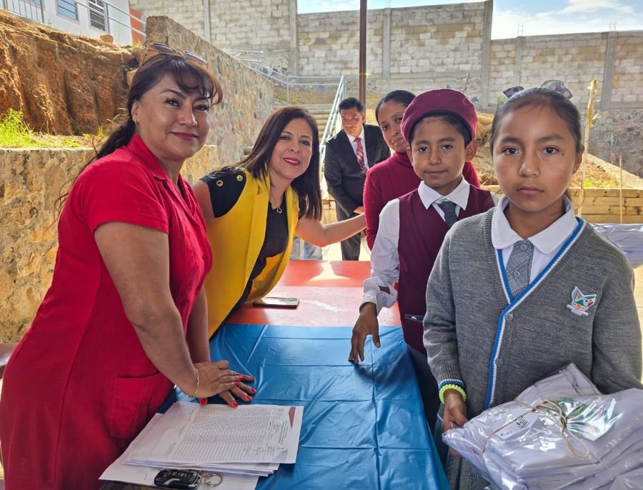 DIF Tulancingo y Voluntariado Entregaron Camisas a Alumnos de La Escuela Primaria Bilingüe Leona Vicario